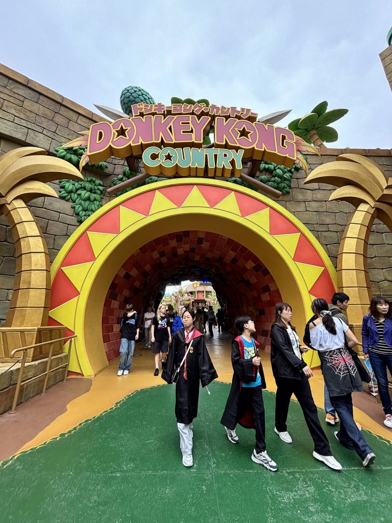 Jungle-themed entrance to the Donkey Kong Country area at Super Nintendo World, Japan