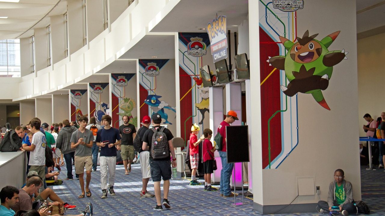 Hall of the Pokémon World Championships 2014 with players holding Nintendo DS consoles